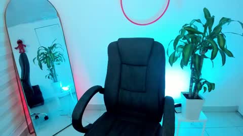 Snapshot of emmax_x chatting on 12/29/24, 05:12 EMMA online show from 12/29/24, 05:12