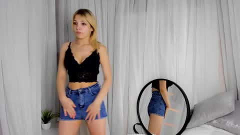 Snapshot of emmeralda_ chatting on 12/02/24, 01:58 Sonya online show from 12/02/24, 01:58