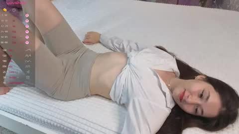 Snapshot of emmicanfly chatting on 11/06/25, 11:44 Emmi online show from 11/06/25, 11:44