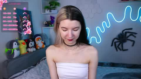 Snapshot of emmie_everly chatting on 05/07/26, 08:03 emmie_everly online show from 05/07/26, 08:03