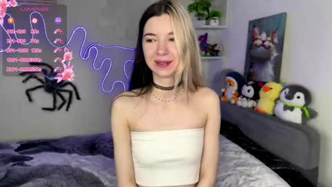 Snapshot of emmie_everly chatting on 05/19/26, 08:37 emmie_everly online show from 05/19/26, 08:37