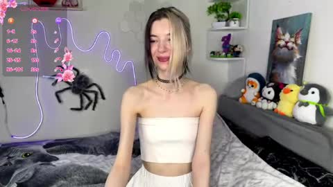 Snapshot of emmie_everly chatting on 05/26/26, 10:17 emmie_everly online show from 05/26/26, 10:17