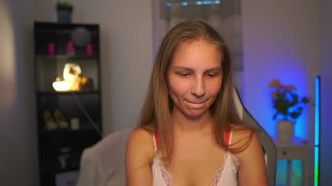 Snapshot of emmie_murray chatting on 06/15/26, 01:02 Emmie online show from 06/15/26, 01:02