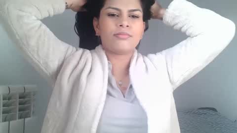 Snapshot of emmie_xxx chatting on 12/18/24, 10:19 emmie online show from 12/18/24, 10:19