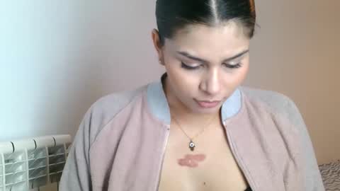 Snapshot of emmie_xxx chatting on 12/28/24, 01:17 emmie online show from 12/28/24, 01:17