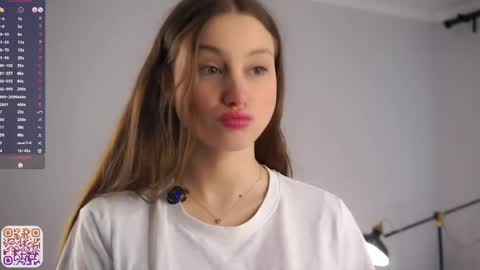 Snapshot of emmiemurray chatting on 04/25/26, 06:38 Aurora online show from 04/25/26, 06:38
