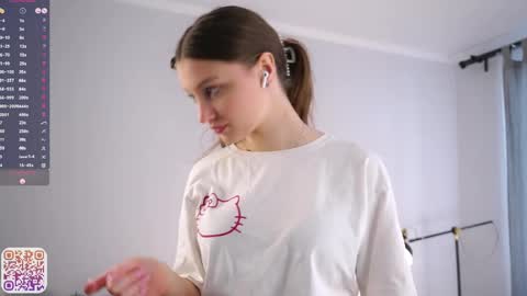 Snapshot of emmiemurray chatting on 05/10/26, 10:20 Aurora online show from 05/10/26, 10:20