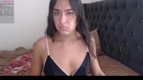 Snapshot of emmiily chatting on 10/26/25, 04:02 Emely online show from 10/26/25, 04:02