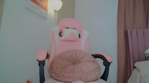 Snapshot of emmily_forever chatting on 10/13/25, 07:58 emmily online show from 10/13/25, 07:58