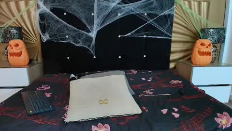 Snapshot of emmily_keller chatting on 10/27/25, 01:37 Emmily keller online show from 10/27/25, 01:37