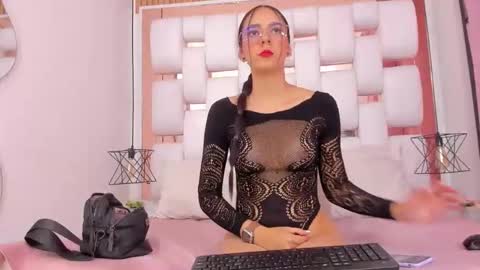 Snapshot of emmycruzz chatting on 11/09/25, 07:45 emmy online show from 11/09/25, 07:45