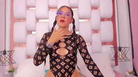 Snapshot of emmycruzz chatting on 11/13/25, 08:52 emmy online show from 11/13/25, 08:52