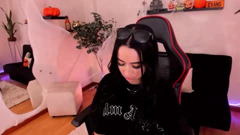 Emmy Evans  online show from 10/20/25, 08:31