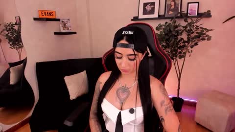 Emmy Evans  online show from 11/04/25, 07:46