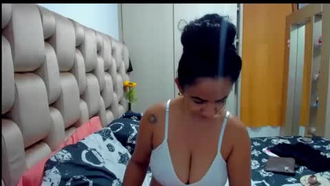 Snapshot of emperatriztapia chatting on 01/25/25, 05:18 emperatriztapia online show from 01/25/25, 05:18