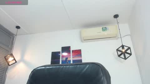 Snapshot of emy_0 chatting on 12/19/24, 04:02 Emy online show from 12/19/24, 04:02