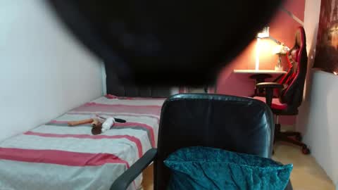 Snapshot of emy_0 chatting on 01/22/25, 10:37 Emy online show from 01/22/25, 10:37