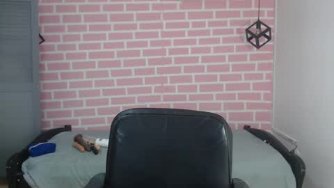 Snapshot of emy_0 chatting on 01/24/25, 10:08 Emy online show from 01/24/25, 10:08