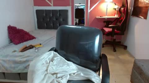 Snapshot of emy_0 chatting on 02/01/25, 09:19 Emy online show from 02/01/25, 09:19