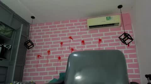 Snapshot of emy_0 chatting on 02/26/25, 08:33 Emy online show from 02/26/25, 08:33