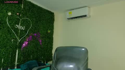 Snapshot of emy_0 chatting on 06/26/26, 01:15 Emy online show from 06/26/26, 01:15
