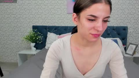 Snapshot of emy__angel chatting on 02/14/25, 01:23 emy__angel online show from 02/14/25, 01:23