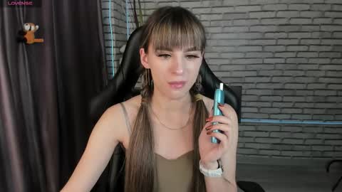 Snapshot of emy__angel chatting on 09/22/25, 12:12 emy__angel online show from 09/22/25, 12:12