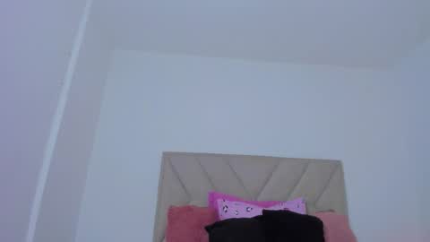 Snapshot of emy_colee chatting on 10/10/25, 04:22 Emy online show from 10/10/25, 04:22