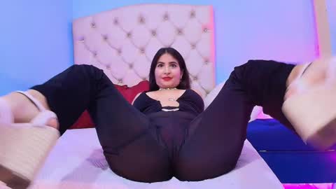 Snapshot of emy_ly chatting on 12/13/25, 11:43 emy online show from 12/13/25, 11:43