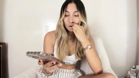 emyconneer online show from 11/18/25, 09:19