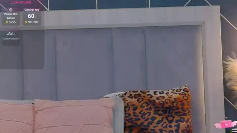 Snapshot of emylaveau chatting on 09/11/25, 05:18 Emy online show from 09/11/25, 05:18