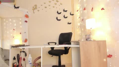 EMYLY  online show from 10/18/25, 07:36