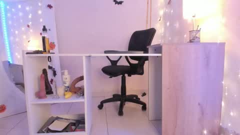 EMYLY  online show from 10/21/25, 08:42