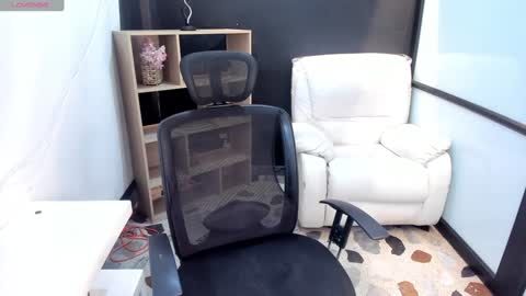 Snapshot of emysilver chatting on 02/04/25, 02:43 Emy Silver online show from 02/04/25, 02:43