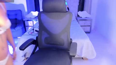 Snapshot of emysilver chatting on 02/09/25, 09:06 Emy Silver online show from 02/09/25, 09:06