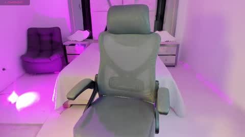 Snapshot of emysilver chatting on 02/20/25, 09:42 Emy Silver online show from 02/20/25, 09:42