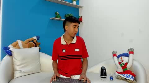 Snapshot of ender_h0t chatting on 12/21/25, 01:18 Ender online show from 12/21/25, 01:18