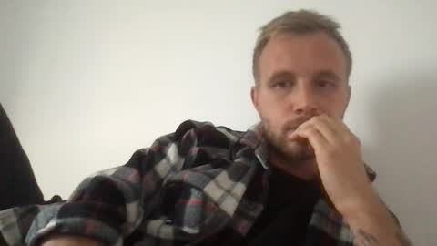 Snapshot of enerjizzer chatting on 10/15/25, 03:56 3from Desire online show from 10/15/25, 03:56