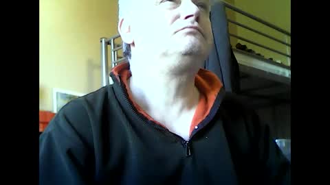 Snapshot of englishguysurrey chatting on 10/28/25, 09:02 englishguysurrey online show from 10/28/25, 09:02