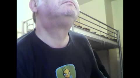 Snapshot of englishguysurrey chatting on 11/26/25, 07:31 englishguysurrey online show from 11/26/25, 07:31