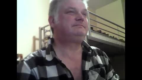 Snapshot of englishguysurrey chatting on 12/17/25, 10:05 englishguysurrey online show from 12/17/25, 10:05