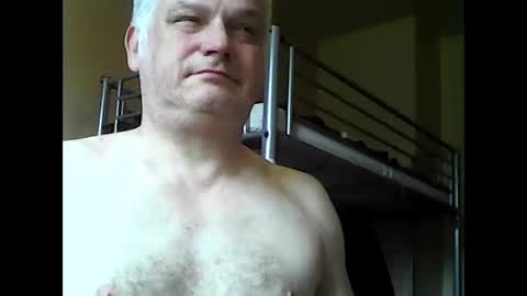 Snapshot of englishguysurrey chatting on 05/28/26, 07:27 englishguysurrey online show from 05/28/26, 07:27