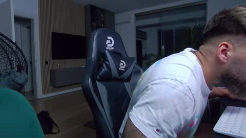 Snapshot of enrikoblue chatting on 01/21/25, 06:34 Erik online show from 01/21/25, 06:34