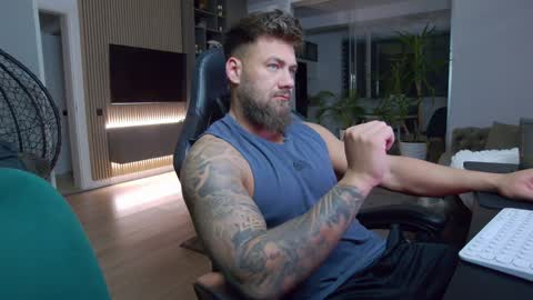 Snapshot of enrikoblue chatting on 01/24/25, 06:46 Erik online show from 01/24/25, 06:46