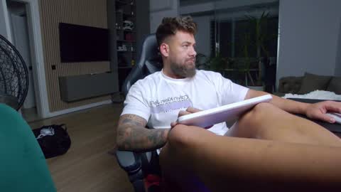 Snapshot of enrikoblue chatting on 01/26/25, 10:35 Erik online show from 01/26/25, 10:35