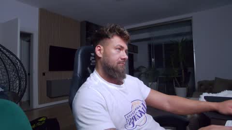 Snapshot of enrikoblue chatting on 01/27/25, 05:26 Erik online show from 01/27/25, 05:26