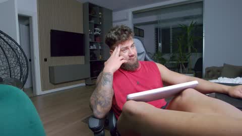 Snapshot of enrikoblue chatting on 01/28/25, 08:26 Erik online show from 01/28/25, 08:26