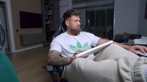 Snapshot of enrikoblue chatting on 02/03/25, 06:49 Erik online show from 02/03/25, 06:49