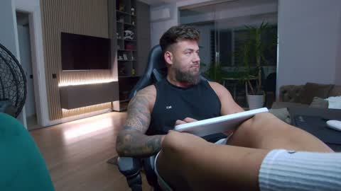 Snapshot of enrikoblue chatting on 02/03/25, 10:32 Erik online show from 02/03/25, 10:32