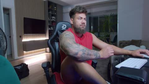 Snapshot of enrikoblue chatting on 02/06/25, 06:24 Erik online show from 02/06/25, 06:24